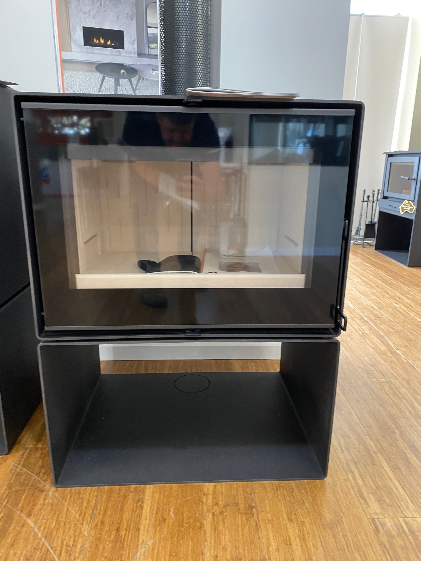 Visionline Phoenix w/ Pedestal